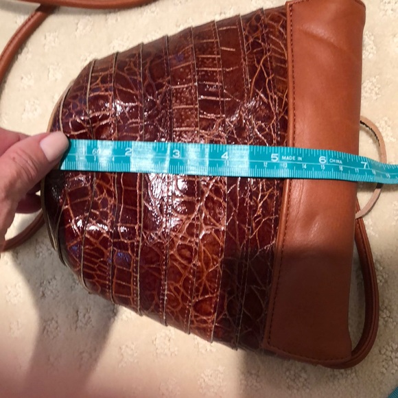 Embossed croc crossbody - Picture 3 of 6